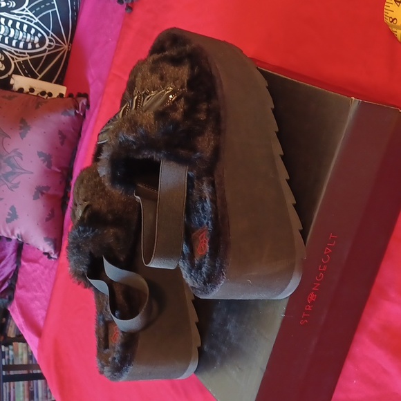 STRANGECULT BLACK SIZE 10 LILY BAT PLATFORMS WITH VELCRO/ELASTIC STRAP FURRY - Picture 12 of 16